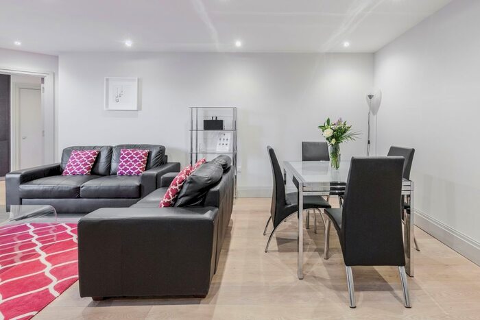 2 Bedroom Flat To Rent In The Quadrant, Richmond, TW9