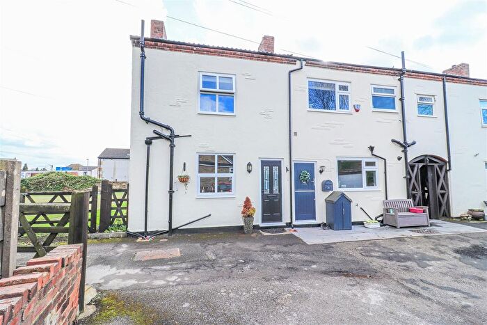 2 Bedroom End Of Terrace House For Sale In West View Terrace, Wakefield, WF2