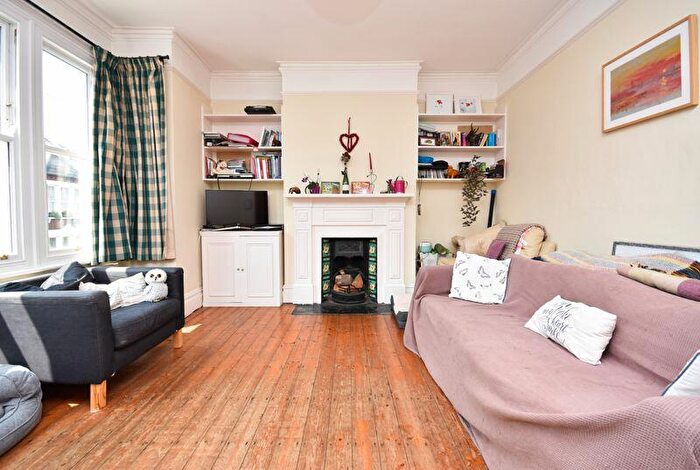 2 Bedroom Flat To Rent In Hazelbourne Road, London, SW12