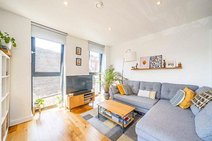 2 Bedroom Flat For Sale In Gunnersbury Lane, Acton, W3