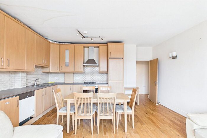 3 Bedroom Flat To Rent In Farnan Road, London, SW16