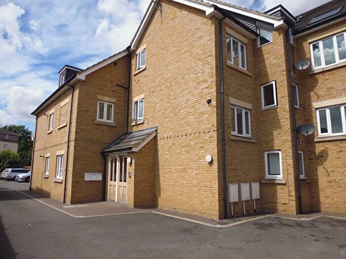 2 Bedroom Flat To Rent In Lambton Avenue, Cheshunt, Waltham Cross, EN8