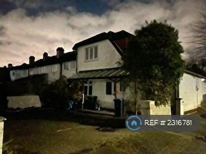 4 Bedroom Semi-Detached House To Rent In Melbourne Way, Enfield, EN1