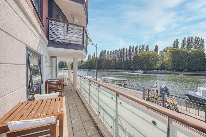 3 Bedroom Apartment For Sale In Charter Quay, Kingston Upon Thames, KT1