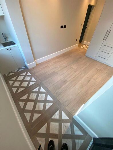 Flat To Rent In Wykeham Road, Hendon, NW4