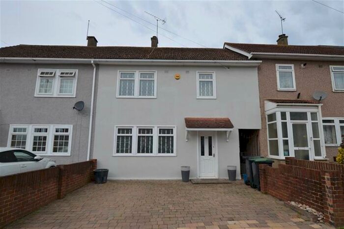 3 Bedroom House To Rent In Grosvenor Drive, Loughton, IG10