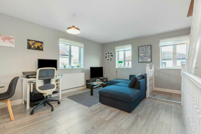 2 Bedroom Flat To Rent In Taffy's How, Mitcham, CR4