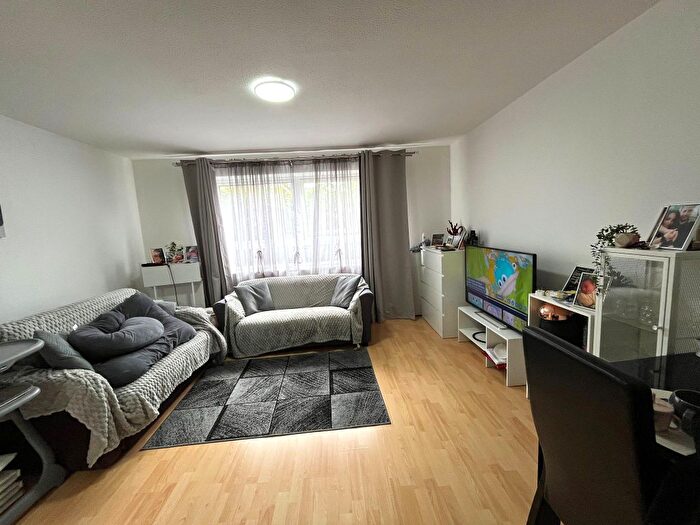 1 Bedroom Flat To Rent In Hastingwood Court A, London, E6