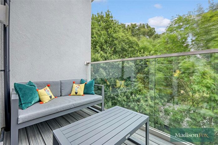 1 Bedroom Apartment For Sale In Roding Road, Loughton, Essex, IG10
