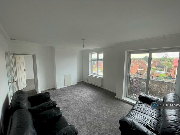 2 Bedroom Flat To Rent In Quinta Drive, Barnet, EN5