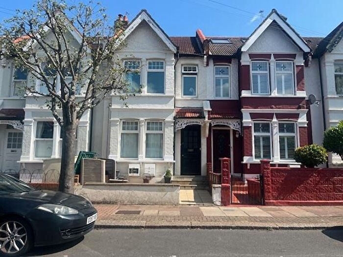 2 Bedroom Flat To Rent In Gassiot Road, SW17
