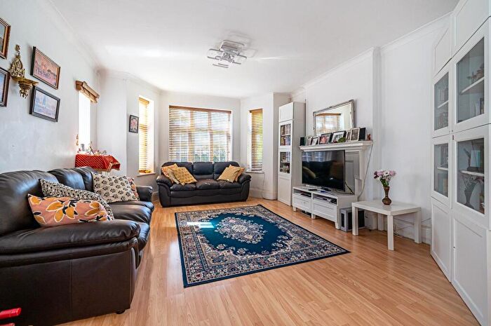 2 Bedroom Flat For Sale In Finchley Road, London, NW2