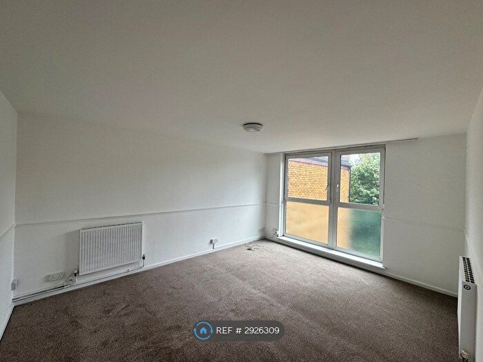 2 Bedroom Flat To Rent In Garratt Lane, London, SW17