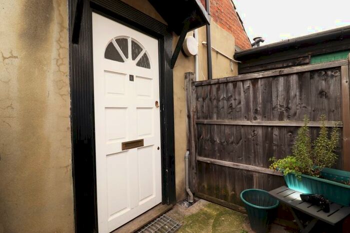 Flat To Rent In Station Road, Addlestone, KT15