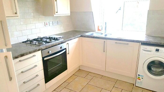 2 Bedroom Flat To Rent In St. Stephens Road, Enfield, Middlesex, EN3