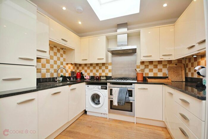2 Bedroom Flat For Sale In Kingsgate Avenue, Broadstairs, CT10