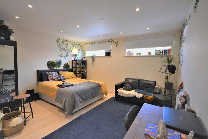 Studio To Rent In Finchley Road, London, NW11