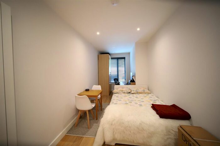 Studio To Rent In Oak Way, London, N14