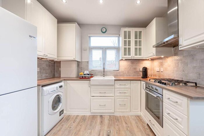 2 Bedroom Flat To Rent In Strode Road, Willesden, London, NW10