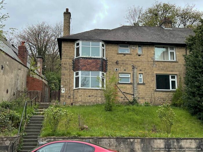 3 Bedroom Flat To Rent In St. Johns Road, Birkby, Huddersfield, West Yorkshire, HD1