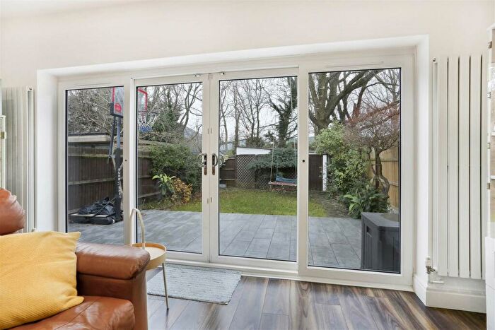 2 Bedroom Detached House For Sale In Hamilton Avenue, Cheam, Sutton, SM3