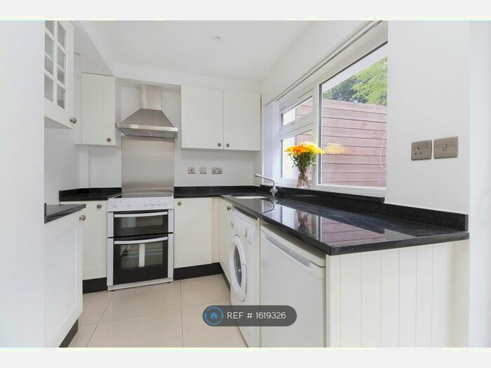 1 Bedroom Flat To Rent In Calmont Road, Bromley, BR1
