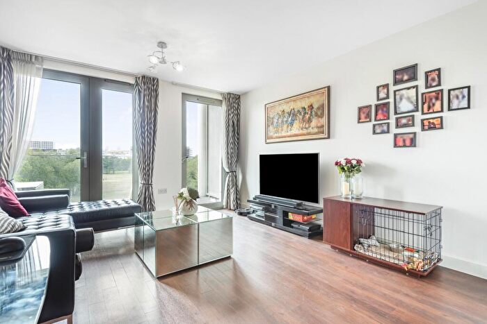 2 Bedroom Flat To Rent In Parkside Court, Booth Road, E16