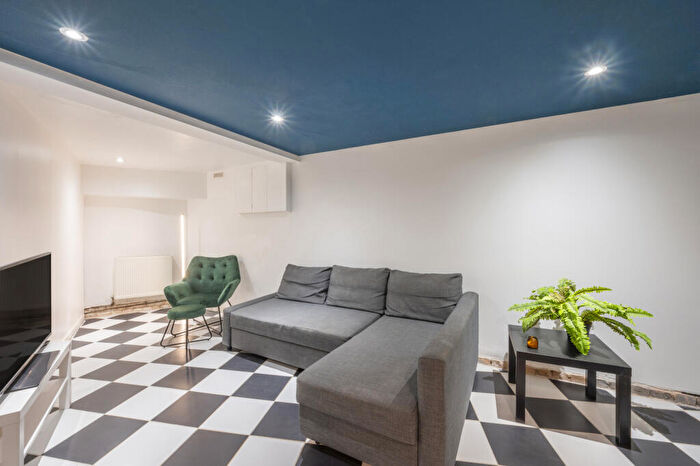 3 Bedroom Flat To Rent In Old Queen Anne House, Aylesbury Road, SE17