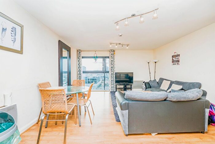 2 Bedroom Flat For Sale In Landmark Place, Cardiff, CF10