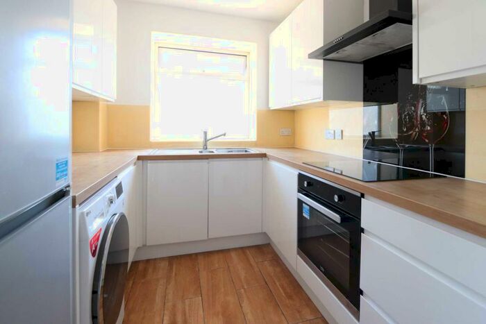 2 Bedroom Flat To Rent In Wickham Close, New Malden, KT3