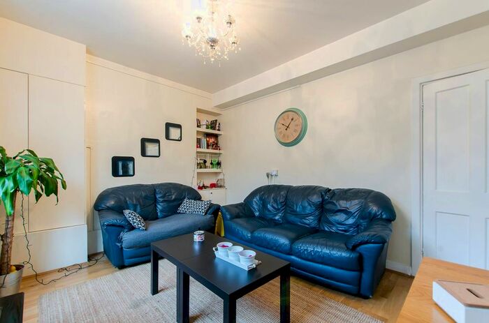 2 Bedroom Flat To Rent In Crosby Row, Borough, London, SE1