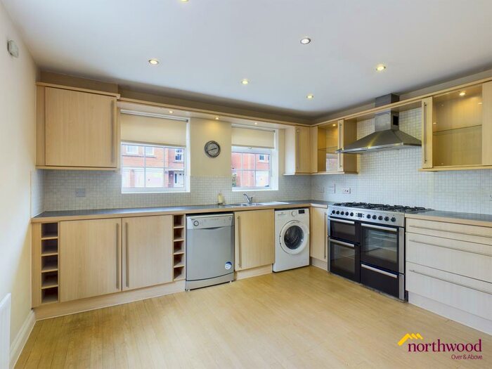 4 Bedroom Town House To Rent In Edgbaston Drive, Trentham, Stoke-on-Trent, ST4