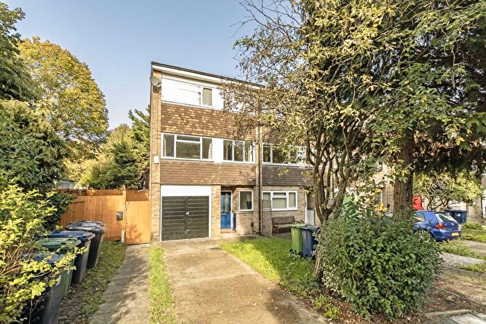 3 Bedroom Flat To Rent In Elmcroft Close, Ealing, W5