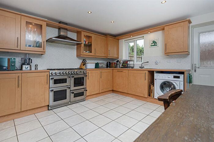 4 Bedroom Town House To Rent In Birchwood Close, Lindley, Huddersfield, HD3