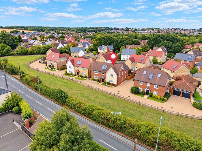 5 Bedroom Detached House For Sale In Christmas Tree Crescent, Hawkwell, Essex, SS5