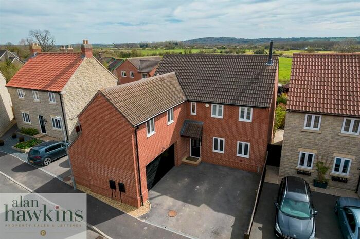 5 Bedroom Detached House For Sale In Middle Farm Close, Dauntsey, Chippenham, SN15