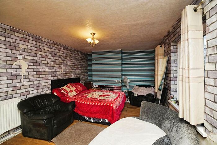 3 Bedroom Terraced House For Sale In Brendon Avenue, Luton, LU2