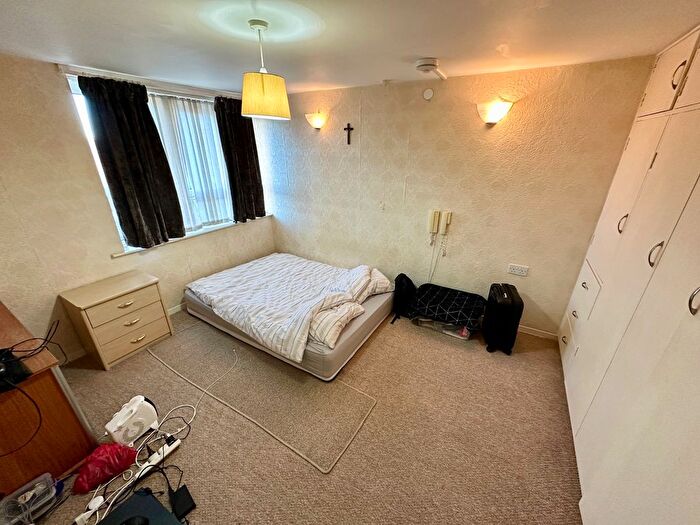 2 Bedroom Flat To Rent In Kirkgate, Wakefield, WF1