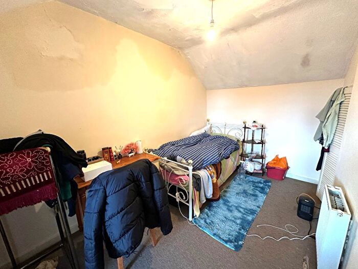 3 Bedroom Terraced House For Sale In Midland Road, High Town, Luton, Bedfordshire, LU2