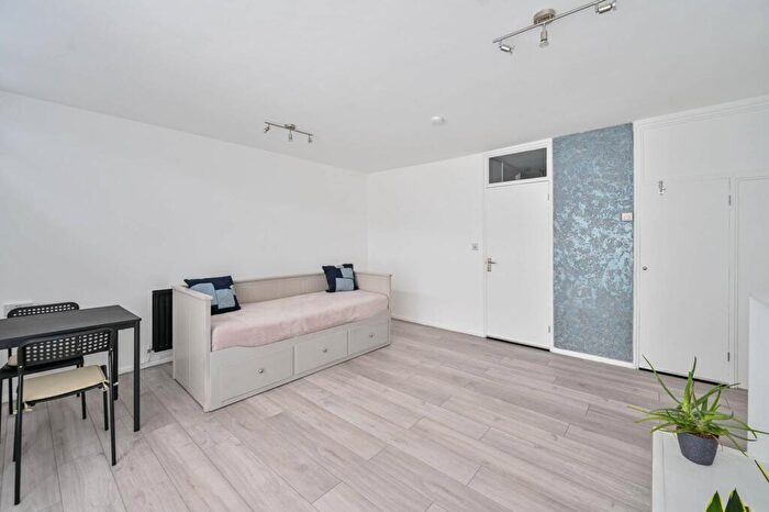Studio For Sale In Dartford Street, Elephant And Castle, London, SE17