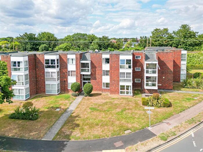 2 Bedroom Flat For Sale In Thorpe Hall Avenue, Southend-On-Sea, SS1