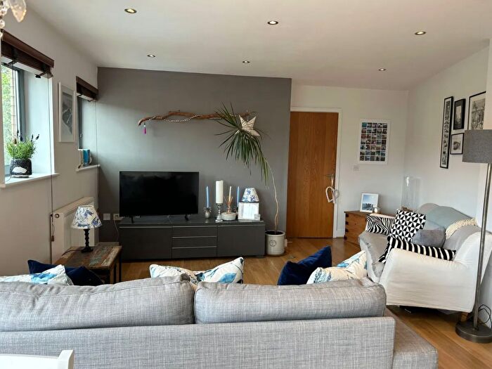 1 Bedroom Apartment For Sale In Battersea Park Road, London, SW11