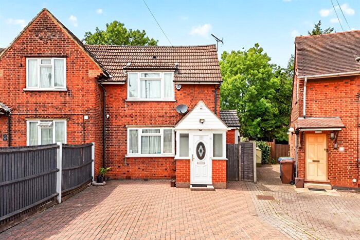 3 Bedroom End Of Terrace House For Sale In Summers Lane, London, N12