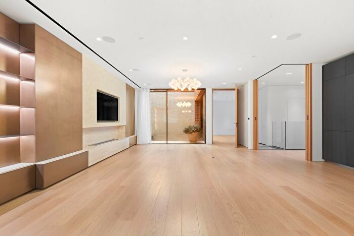 3 Bedroom Flat To Rent In St. Mary Abbots Place, High Street Kensington, W8