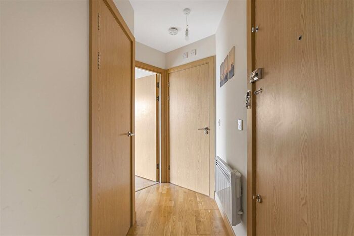 2 Bedroom Flat For Sale In Elder Court, Mead Lane, Hertford, SG13