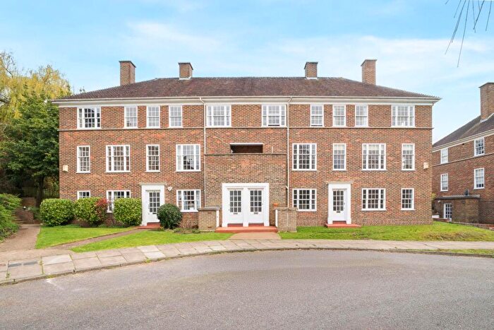 Flat To Rent In Stonehills Court, Dulwich, SE21