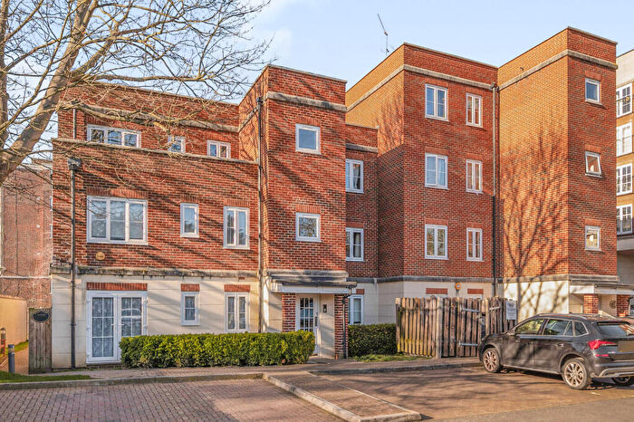 2 Bedroom Flat For Sale In Dukes Court, London, SE22