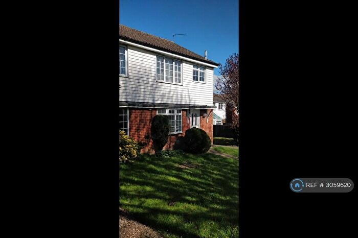3 Bedroom End Of Terrace House To Rent In Lilac Walk, Reading, RG31