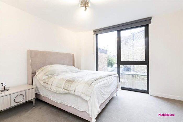 2 Bedroom Flat To Rent In Green Lanes, London, N8