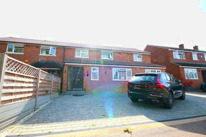 4 Bedroom Semi-Detached House To Rent In Cavan Drive, St Albans, AL3